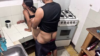 Follando en la cocina con la vecina muy duro