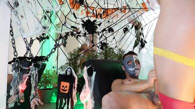 fiesta de halloween se sale de control. La reina del squirt anal es follada por enmascarado
