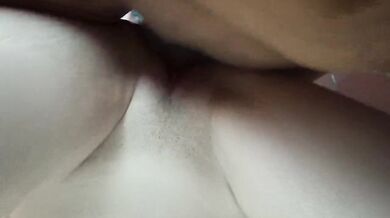 mi hermanastro viene a seducirme y mete los dedos en mi vagina, me puse tan cachonda que le pedí que