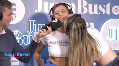 Vega tiene los orgasmos más alucinantes del podcast con la ayuda de su amiga Dani ortiz.