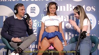 Vega tiene los orgasmos más alucinantes del podcast con la ayuda de su amiga Dani ortiz.
