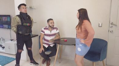 Seduciendo al guardaespaldas que me puso el cornudo de mi esposo, nos descubre cogiendo!