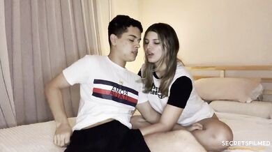 Los padres de mi novia no estaban en casa, así que filmamos un video sexual en su cama