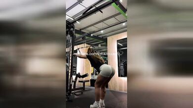 18yo TikTok Girl Squirts Pussy Dry with Massage Gun Live