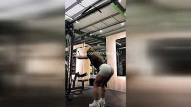 18yo TikTok Girl Squirts Pussy Dry with Massage Gun Live