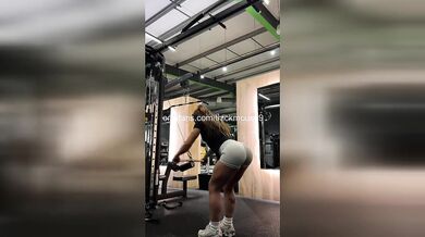 18yo TikTok Girl Squirts Pussy Dry with Massage Gun Live