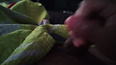Se masturba mientras se relaja hasta terminar ..