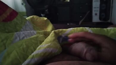 Se masturba mientras se relaja hasta terminar ..