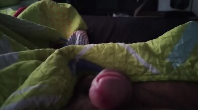 Se masturba mientras se relaja hasta terminar ..
