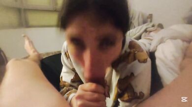 Mi hermanastra pequeña me hace una chupada de polla increíble