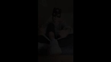 Showing my mixed socks and feet, enjoy it!