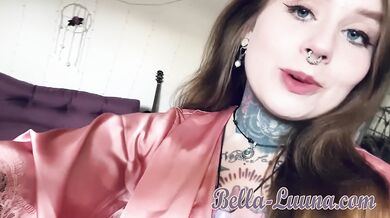 She fuck her greedy Pussy and cum loud!