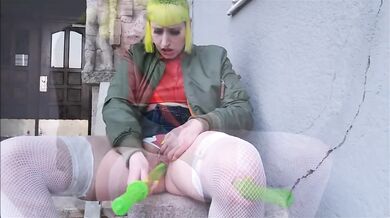 Skingirl Lynn-Tonic fucks XXL bubble tube in public
