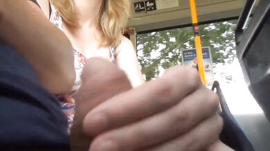 Süßes Teenymädchen fängt im BUS an meinen Schwanz zu lutschen