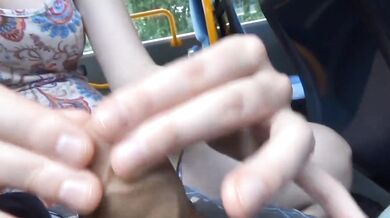 Süßes Teenymädchen fängt im BUS an meinen Schwanz zu lutschen