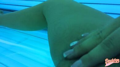 Ich hab MICH GERADE im Solarium SELBST gefickt!