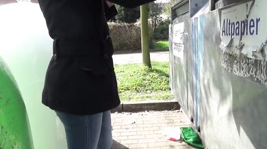 Sie pisst wie ein Hund auf die Strasse