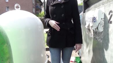 Sie pisst wie ein Hund auf die Strasse