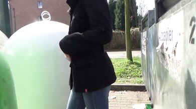 Sie pisst wie ein Hund auf die Strasse
