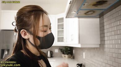 The Delivery Man Fucks The Horny Housewife Who Was Alone For Too Long
