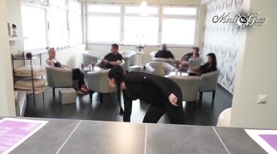 Public scandal piss - everyone is watching! In the middle of the restaurant