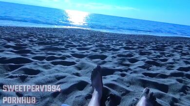 BULGE AND BIG DICK FLASH ON PUBLIC BEACH: REAL STRANGER LOVES IT! Cum as she looks at me, FIRST MEET