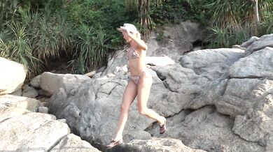 BIG COCK STRANGER DESTROYS JUICE PUSSY ON THE BEACH