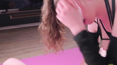 Ritzy Rain’s Relentless Deepthroat – On Her Knees, On the Sofa, and Finished with a Throat-Pie