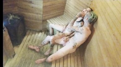 Cámara en el sauna , comida a flaca tatuada