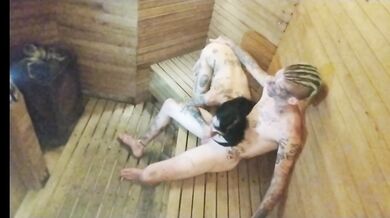 Cámara en el sauna , comida a flaca tatuada