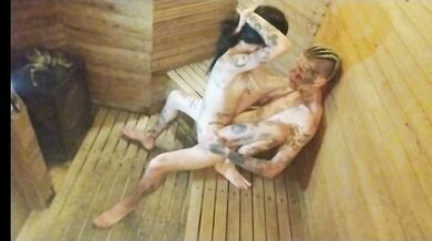 Cámara en el sauna , comida a flaca tatuada