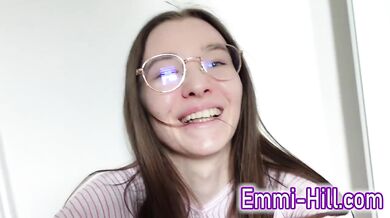 Sexy Skinny Teen beating her huge Labia Pussy till she squirts on the mirror