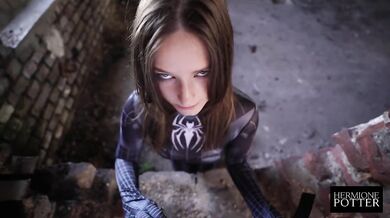 Lost Place photographer is surprised by Spidergirl and gets a perfect blowjob.