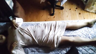 [Voyeur style] A busty Japanese woman masturbates while hugging a pillow, and farts while climaxing.