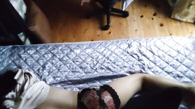 [Voyeur style] A busty Japanese woman masturbates while hugging a pillow, and farts while climaxing.