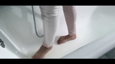 Pee in white jeans in the bathtub