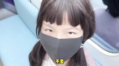 在末班地铁空无一人的车厢里，将害羞女友内裤撕下