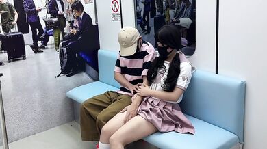 在末班地铁空无一人的车厢里，将害羞女友内裤撕下