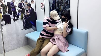 在末班地铁空无一人的车厢里，将害羞女友内裤撕下