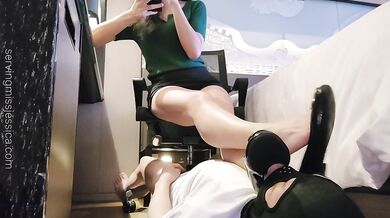 香港 女王 M男 真實 調教 舔鞋 舔脚 恋足 足控 下賤腳奴 更多：servingmissjessica. com/ /jessflix