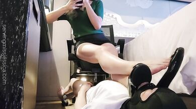 香港 女王 M男 真實 調教 舔鞋 舔脚 恋足 足控 下賤腳奴 更多：servingmissjessica. com/ /jessflix