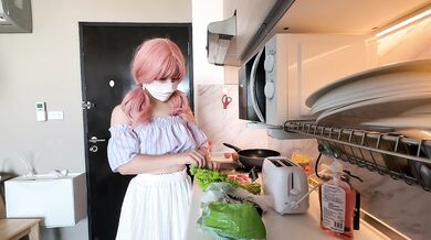 一边做早餐，一边做爱，嘴和阴道都要被满足