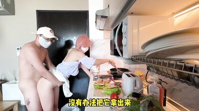 一边做早餐，一边做爱，嘴和阴道都要被满足