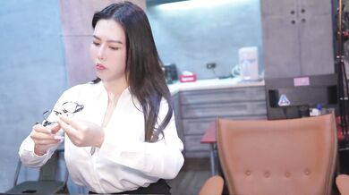 (Twitter: nina_loveu) Taiwan Optical Store: OL Salesperson｜台灣眼鏡店：OL銷售員｜桃園市中壢區