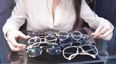(Twitter: nina_loveu) Taiwan Optical Store: OL Salesperson｜台灣眼鏡店：OL銷售員｜桃園市中壢區