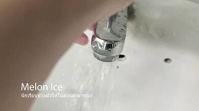 Melon Ice - นักเรียนช่วยตัวเองในสวนสาธารณะ