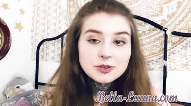 Tattowiertes Babe SPIELT mit ihren Toys und kommt !
