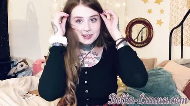 Big tits girl makes her pussy cum!!