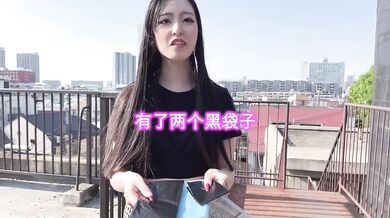 【中文字幕】在可灌500ml尿尿的大容量携带式洗手间里打飞机!? 幸亏有单人帐篷，所以在户外也可以露出呢...日本女孩,手交,Miki姐