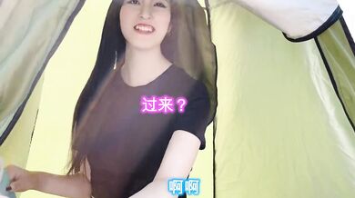 【中文字幕】在可灌500ml尿尿的大容量携带式洗手间里打飞机!? 幸亏有单人帐篷，所以在户外也可以露出呢...日本女孩,手交,Miki姐